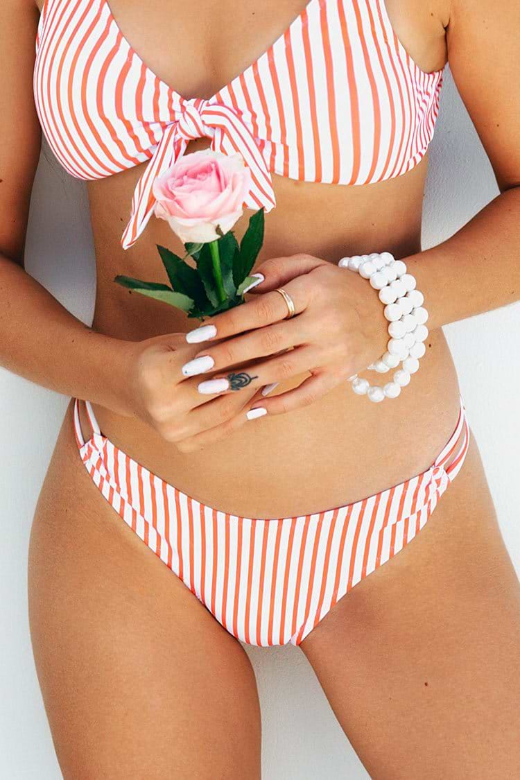 Bas de bikini rayé rose et blanc à cordons