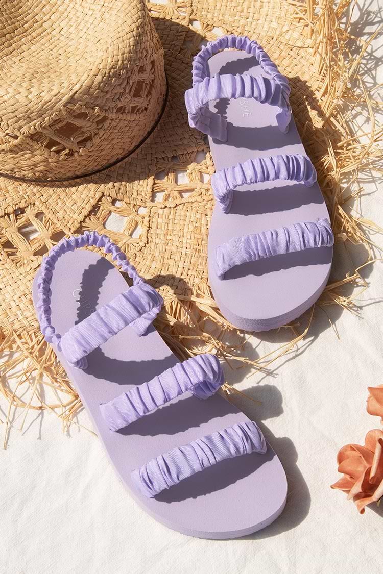 Lila Sandalen mit gerafften Knöchelriemen