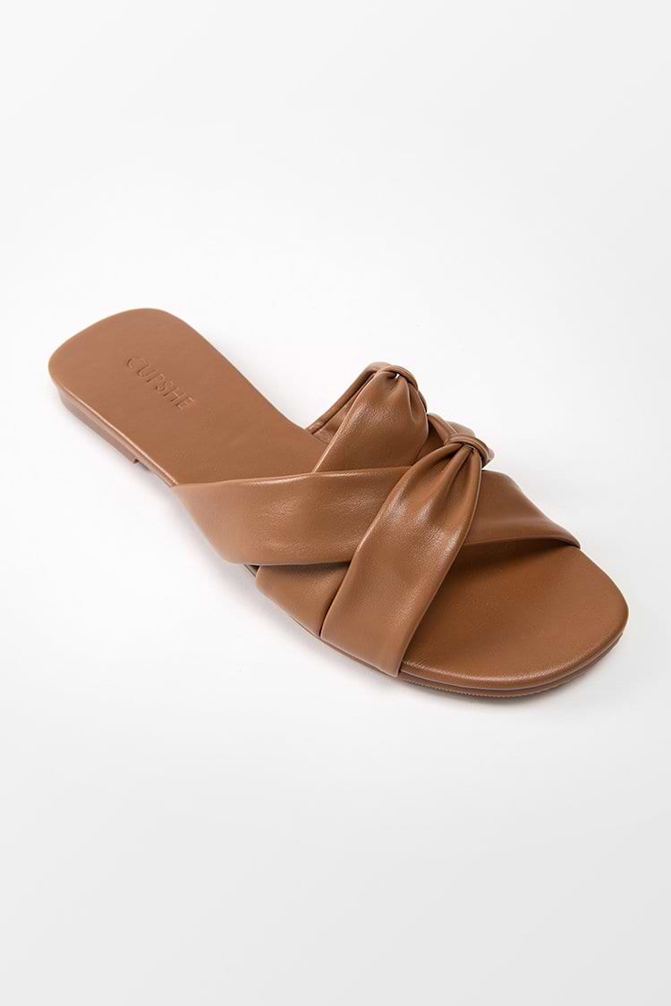 Braune Pantoletten mit Rüschen