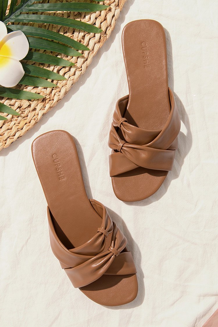 Braune Pantoletten mit Rüschen