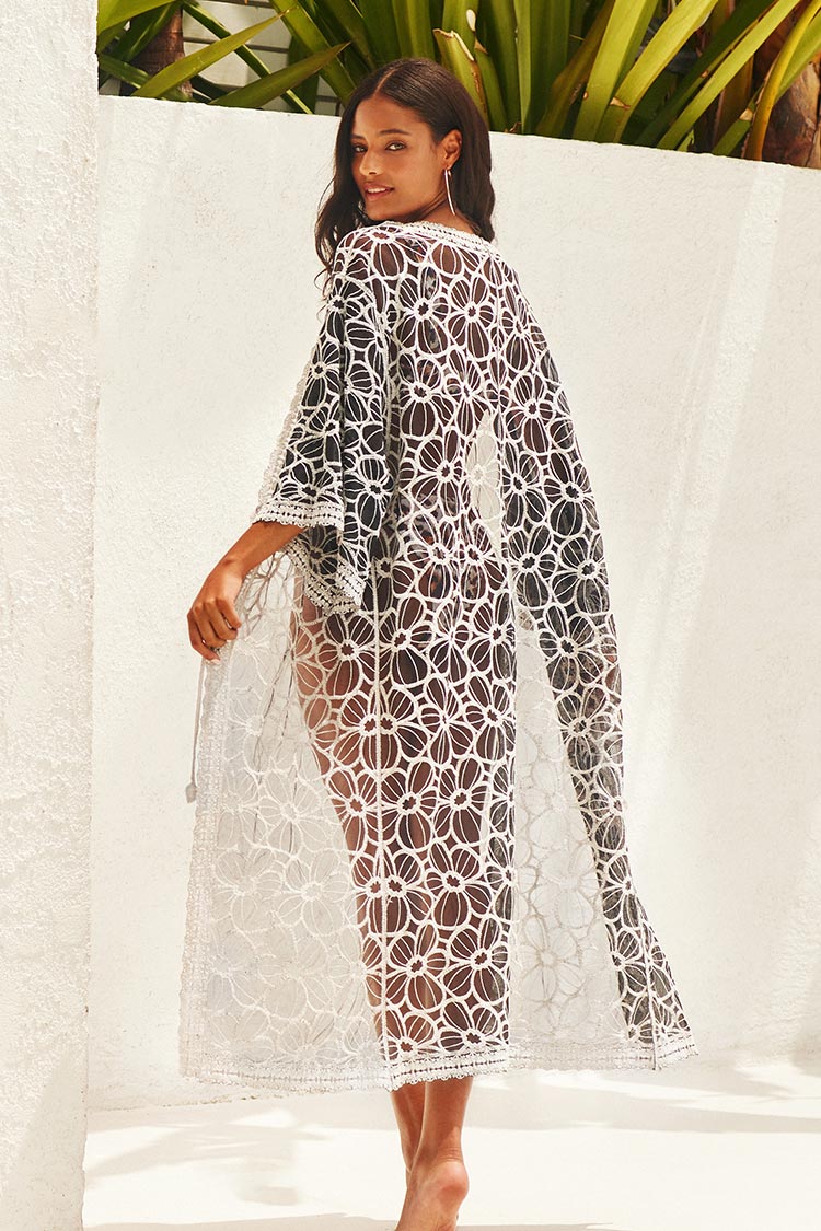 Kimono mit Stickerei und gehäkeltem Besatz