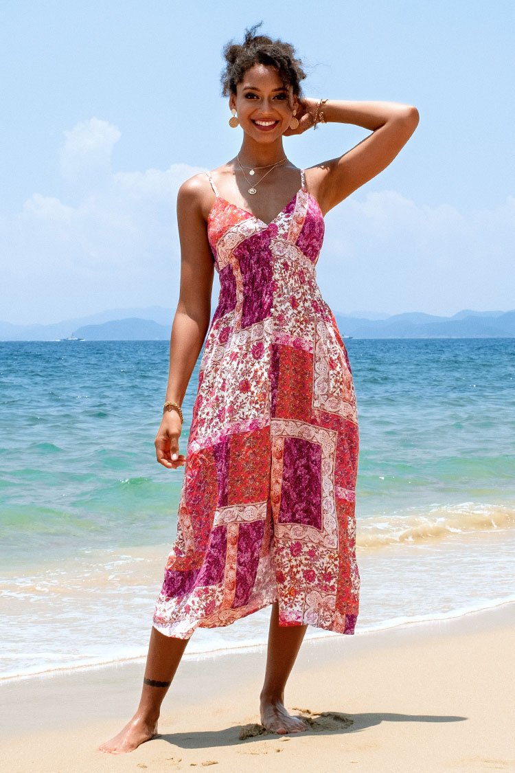 Kleid mit V-Ausschnitt und vorderem Schlitze