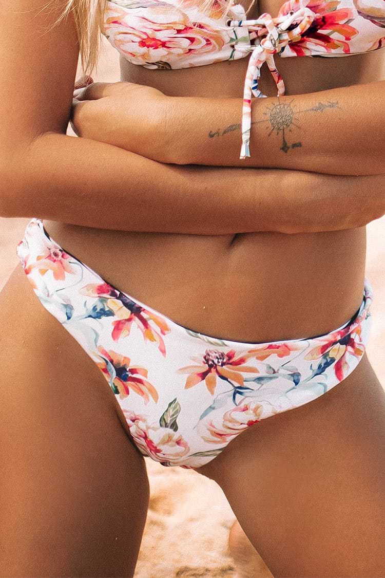 Bikini-Hose mit Streifen und Blumen-Muster