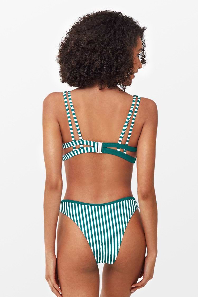 Gestreifter Bikini mit Knoten vorne