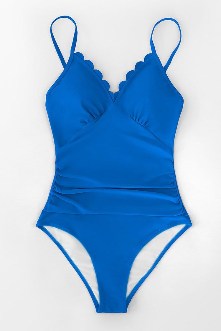 Badeanzug mit blauem Scallop-Ausschnitt