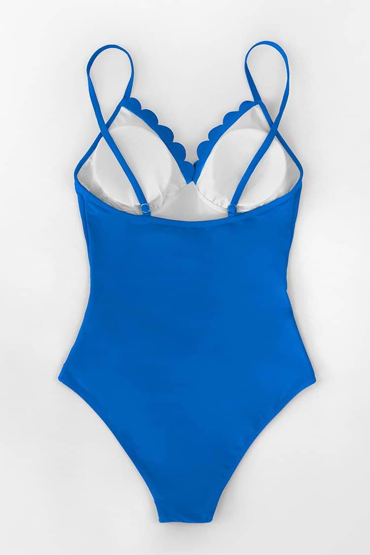 Badeanzug mit blauem Scallop-Ausschnitt