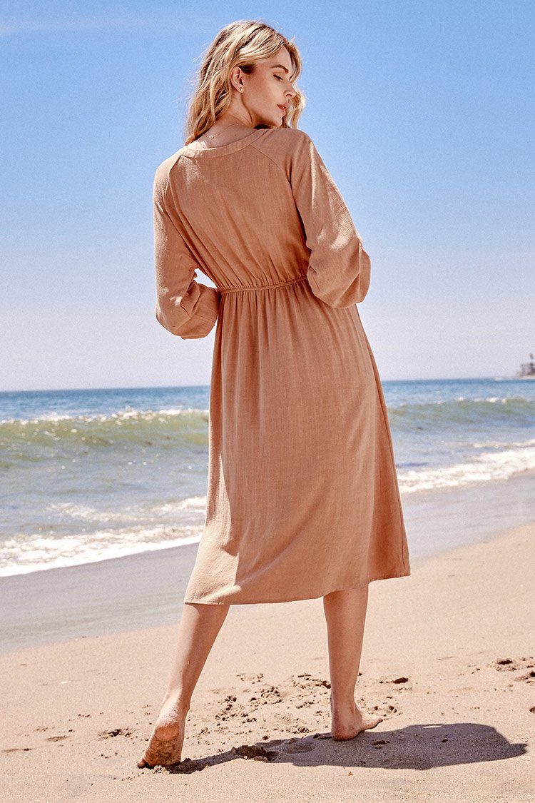 Midikleid mit V-Ausschnitt  und und langen Ärmeln in Braun