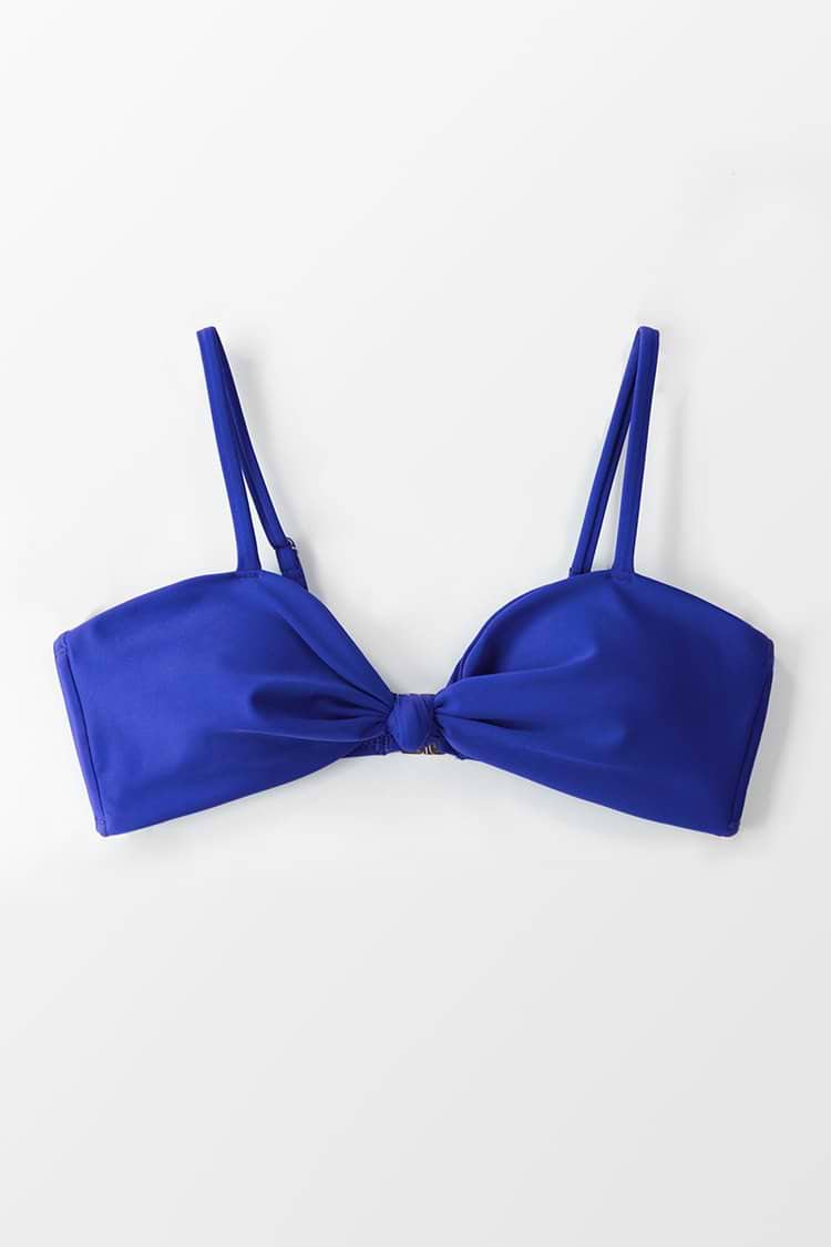 Haut de bikini bleu noué devant