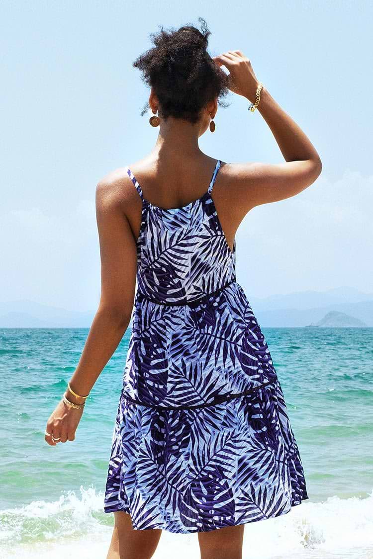 Blättriges Kleid mit hohem Halsausschnitt und Rüschen