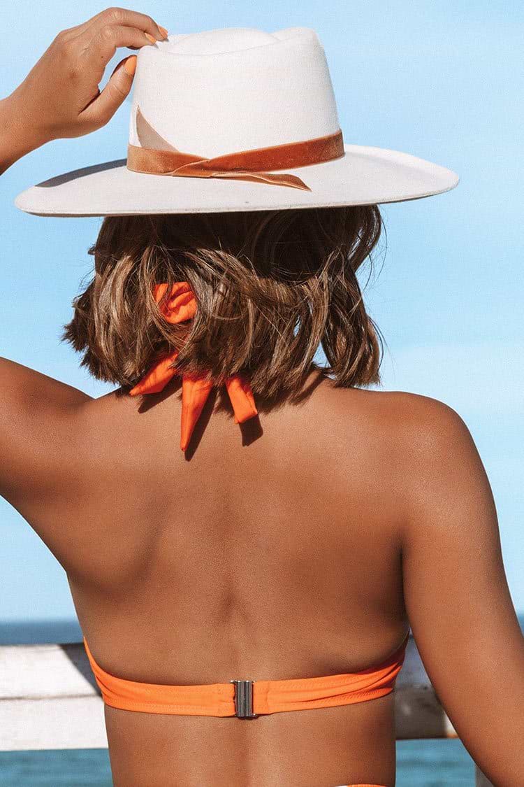 Oranges Bikini-Oberteil mit breiten Trägern und Neckholder