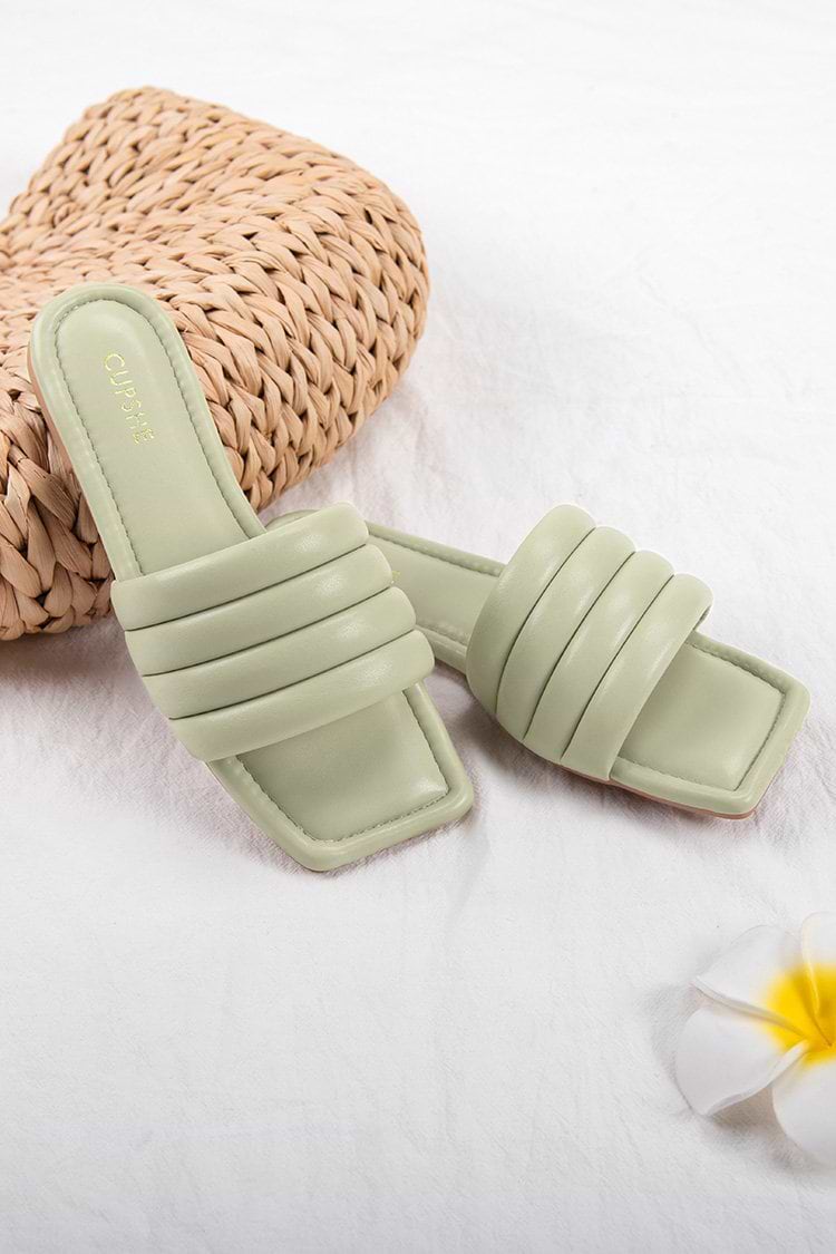 Hellgrüne und eckige Sandalen mit breitem Band