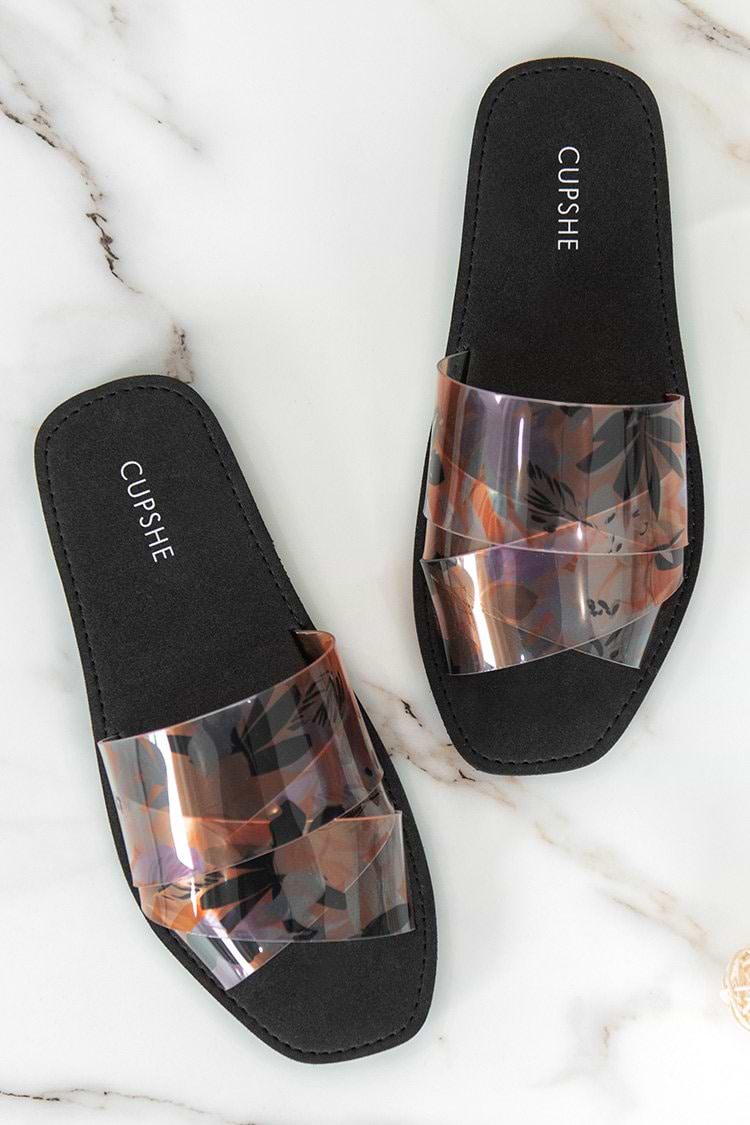 Sandalen mit gekreuzten und tropischen Riemen