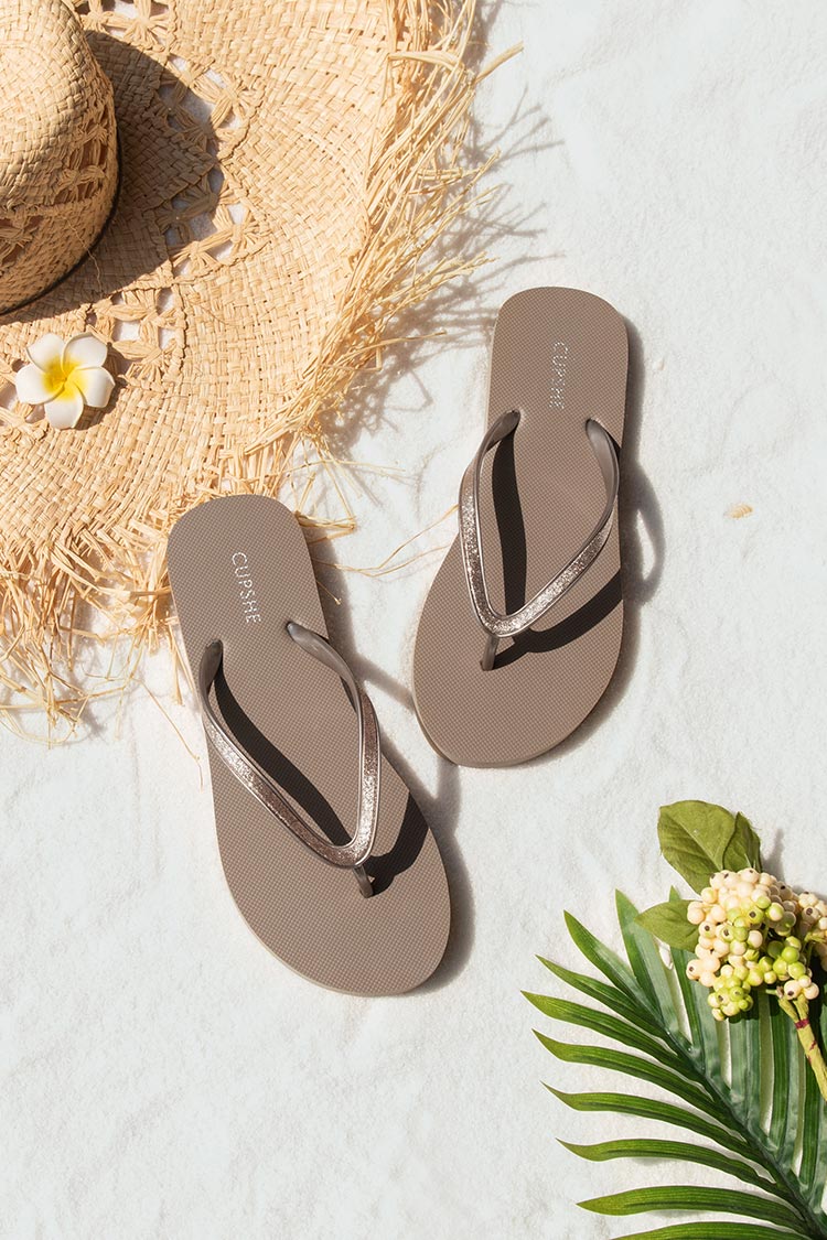 Minimalistische Zehentrenner-Sandalen im Wüstenstil
