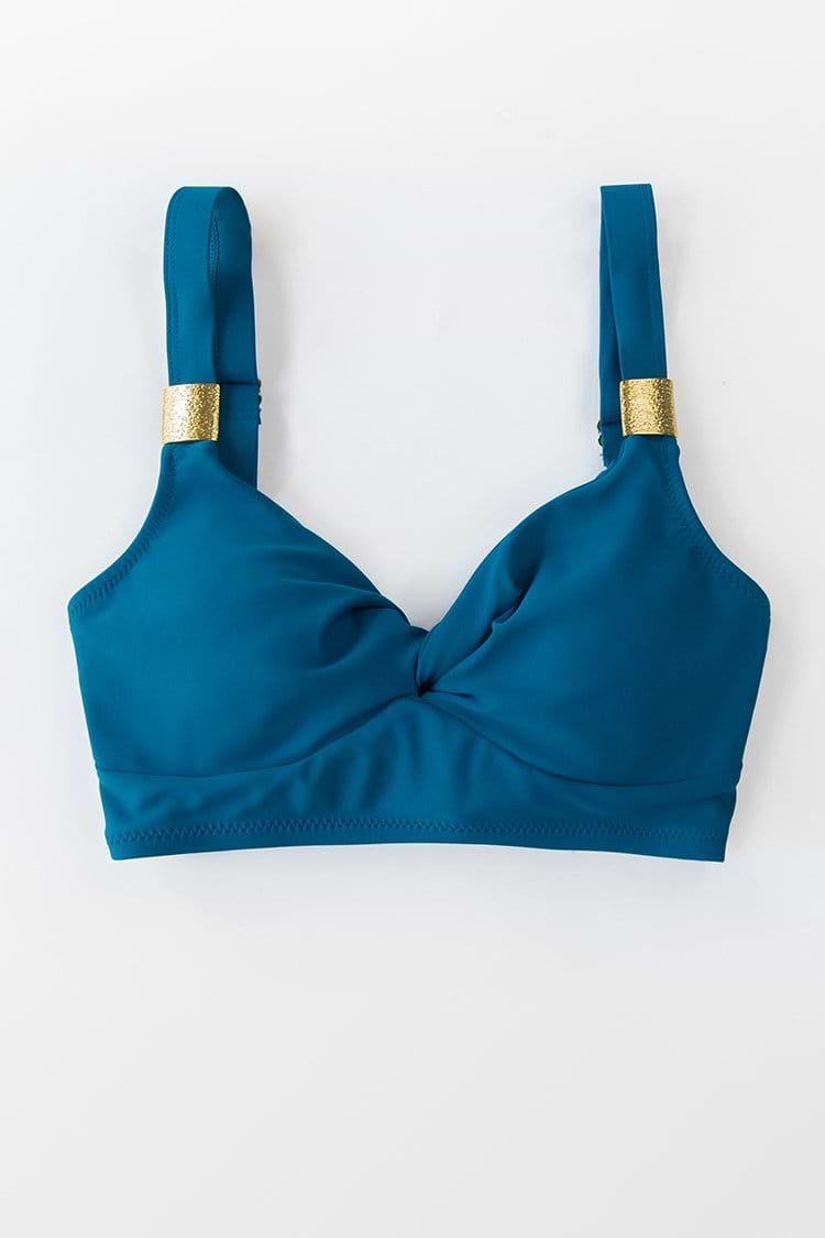 Haut de bikini bleu noué dans le dos