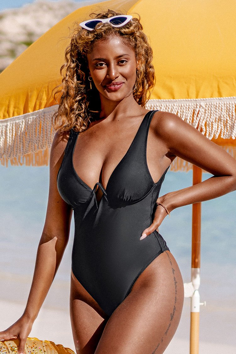 Maillot de bain une pièce noir à découpes