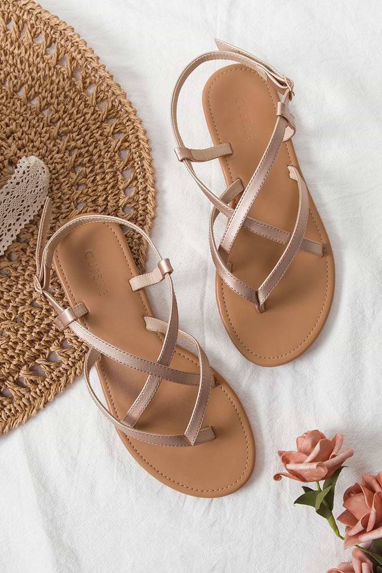 Sandales dorées à brides croisées et bout carré