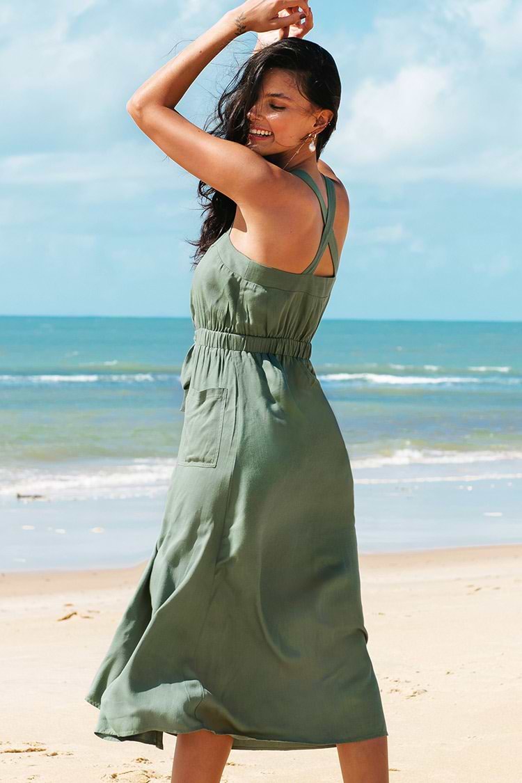 Kleid mit breiten Trägern und Knöpfen