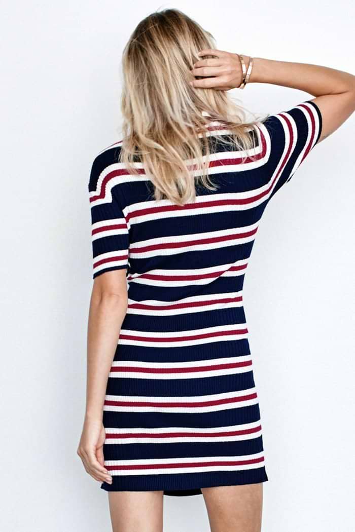 Gestreiftes geripptes Kleid mit Kragen