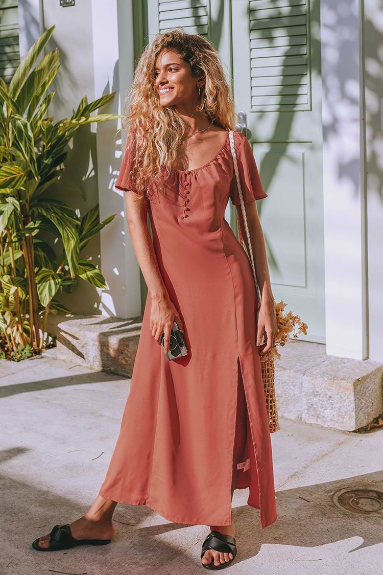 Robe maxi à manches courtes avec boutons et fentes