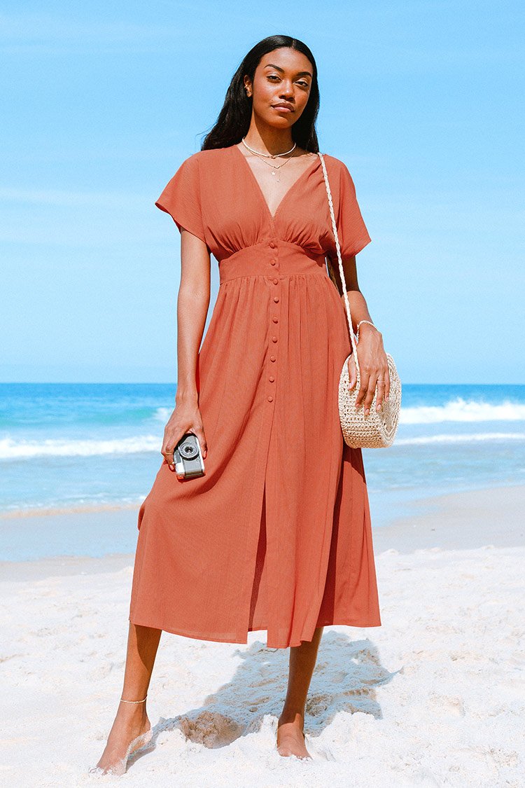 Robe fendue sur le devant avec boutons