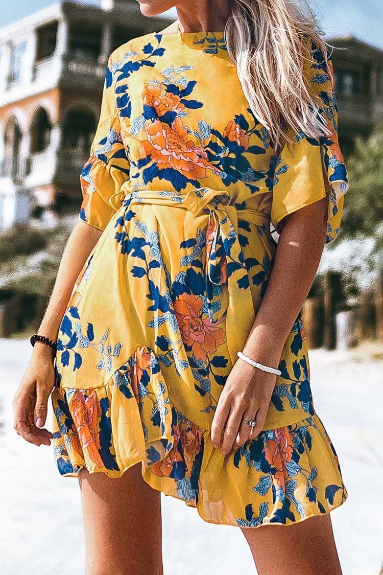 Gelbes Minikleid mit Blumendruck und Rüschen