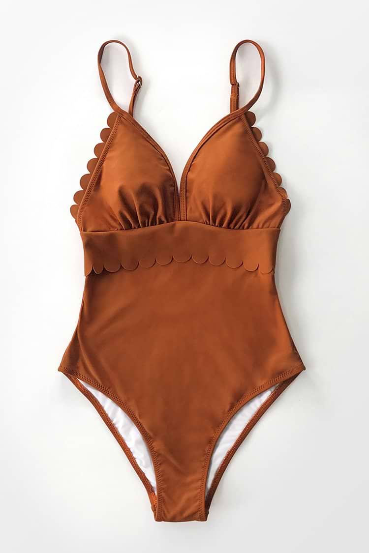 Badeanzug aus dunklem Bernstein mit Wellenschliff