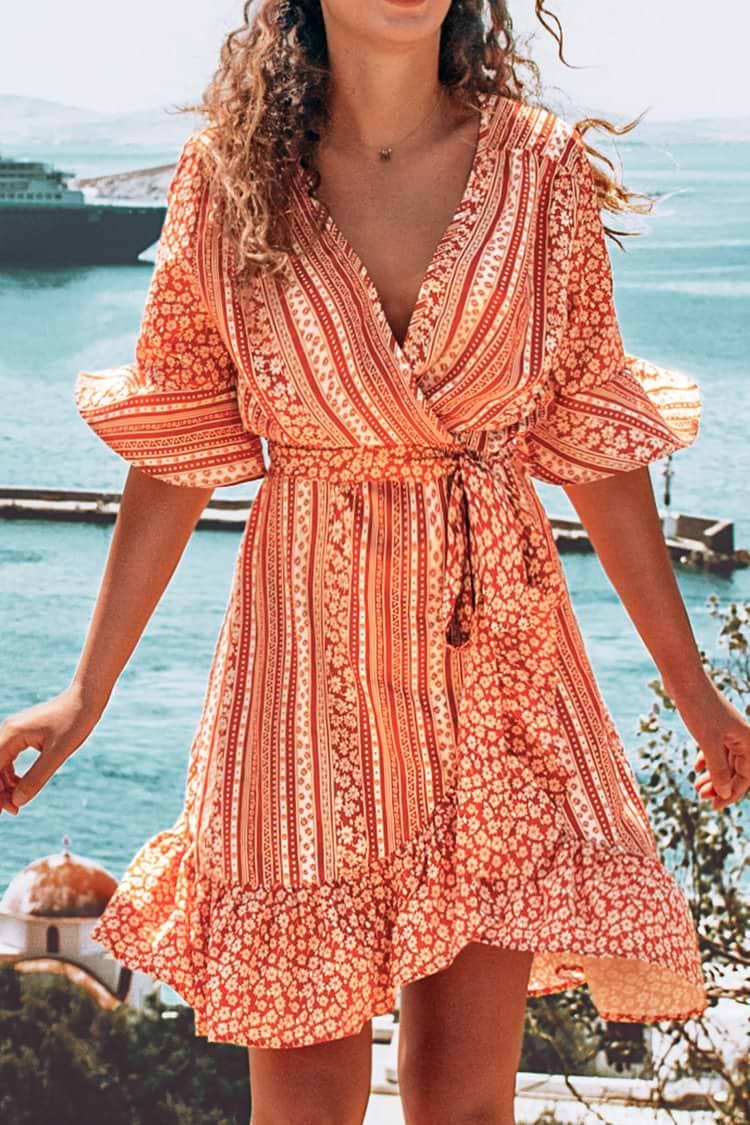 Wickelkleid mit Blumenrüschen