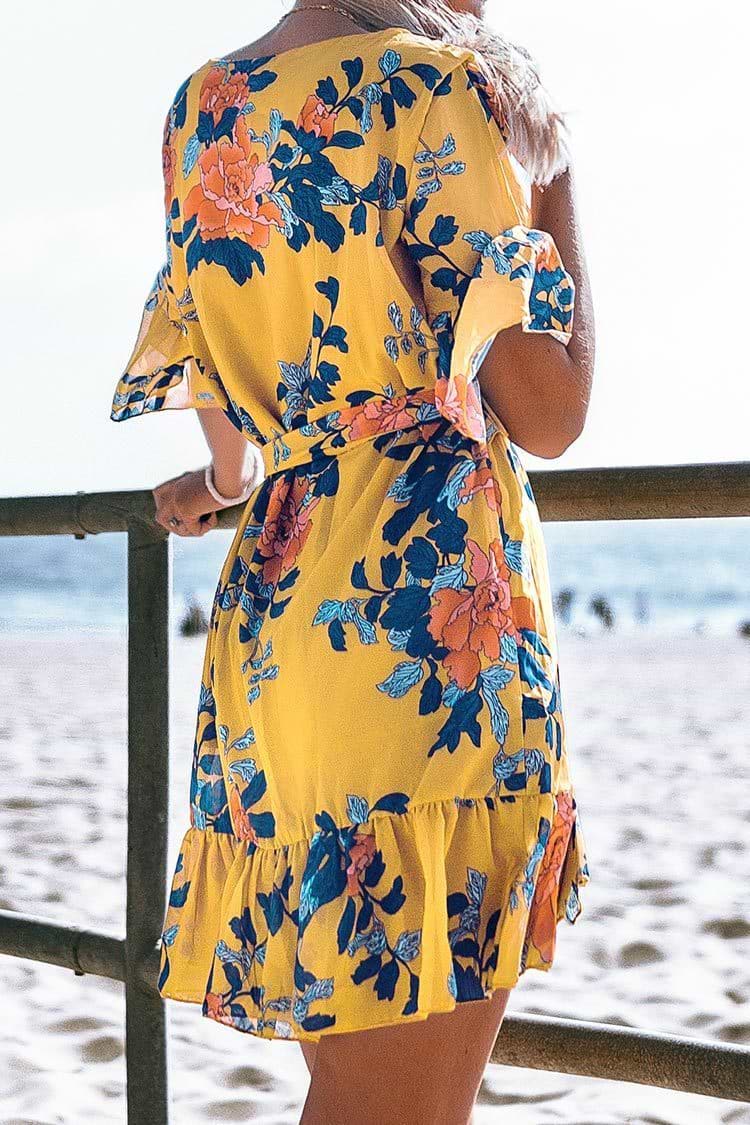 Gelbes Minikleid mit Blumendruck und Rüschen