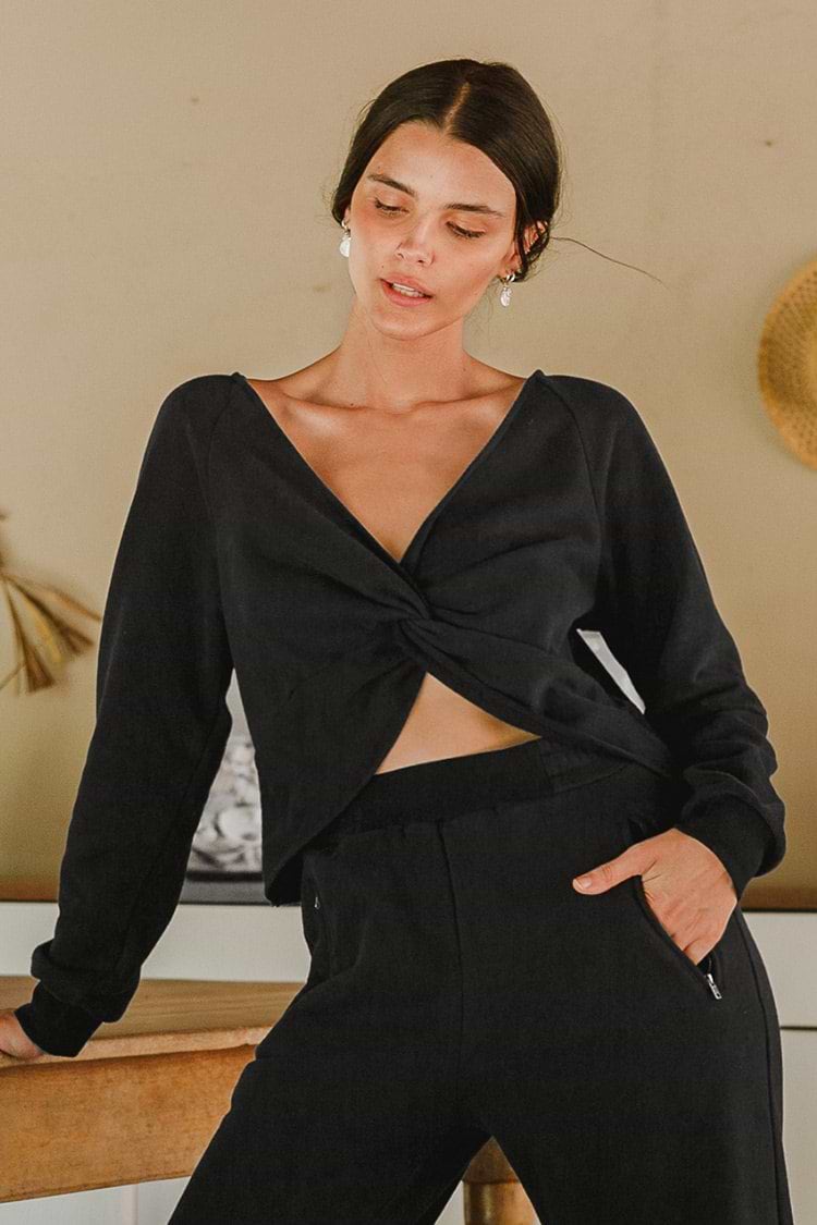 Sweatshirt mit V-Ausschnitt und Twist in Schwarz