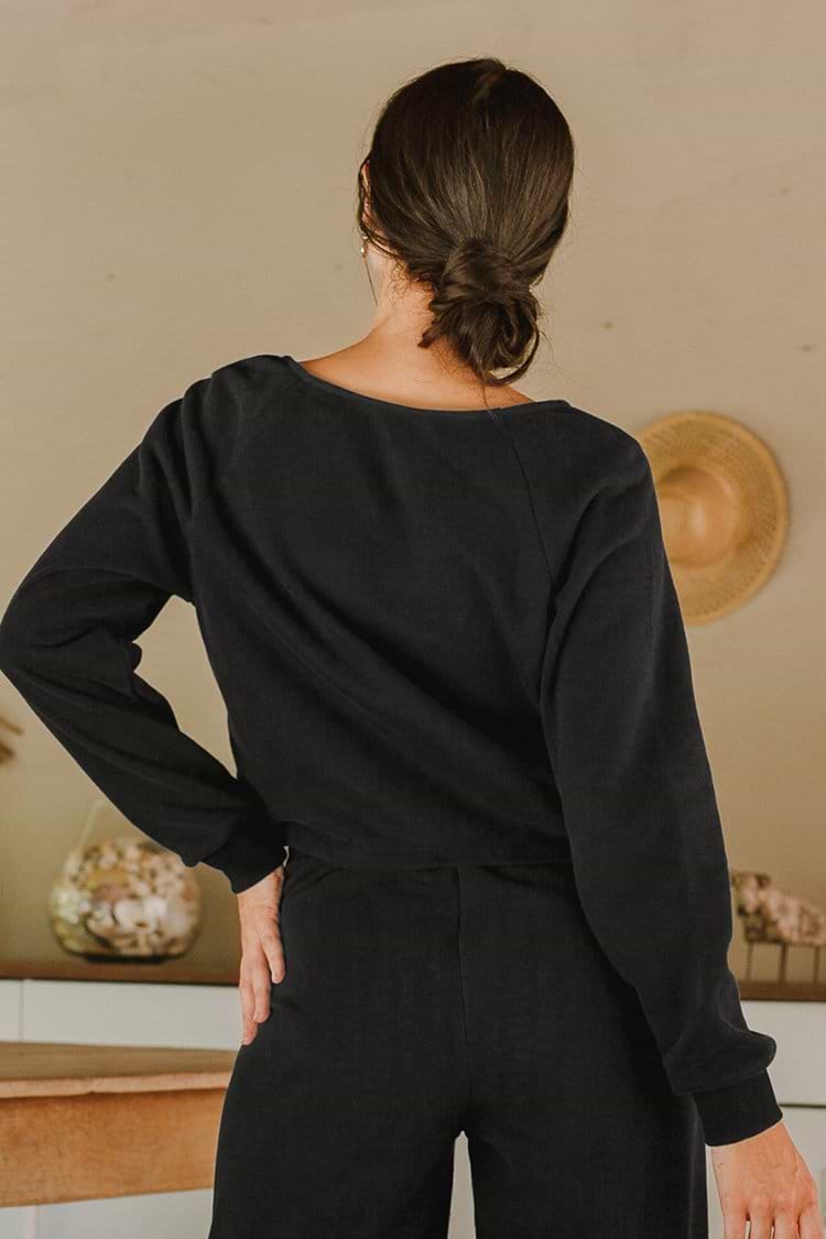 Sweatshirt mit V-Ausschnitt und Twist in Schwarz