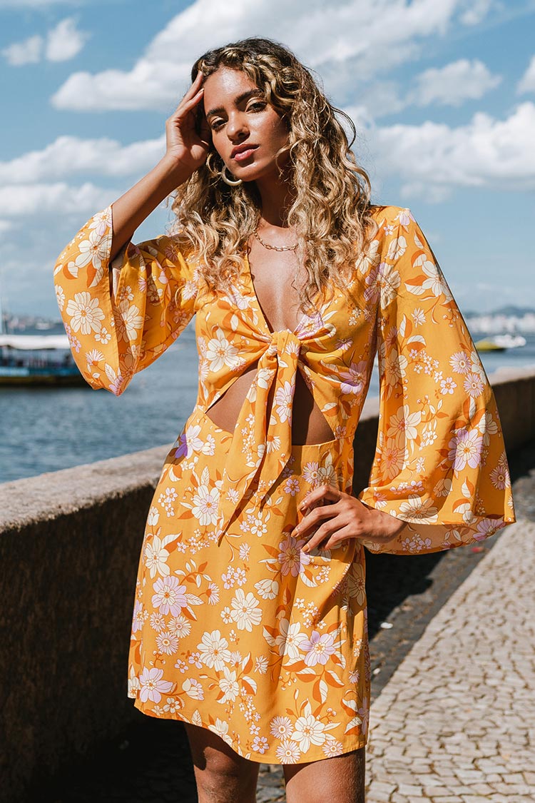 Kleid mit Häschen-Krawatte und Cut-out