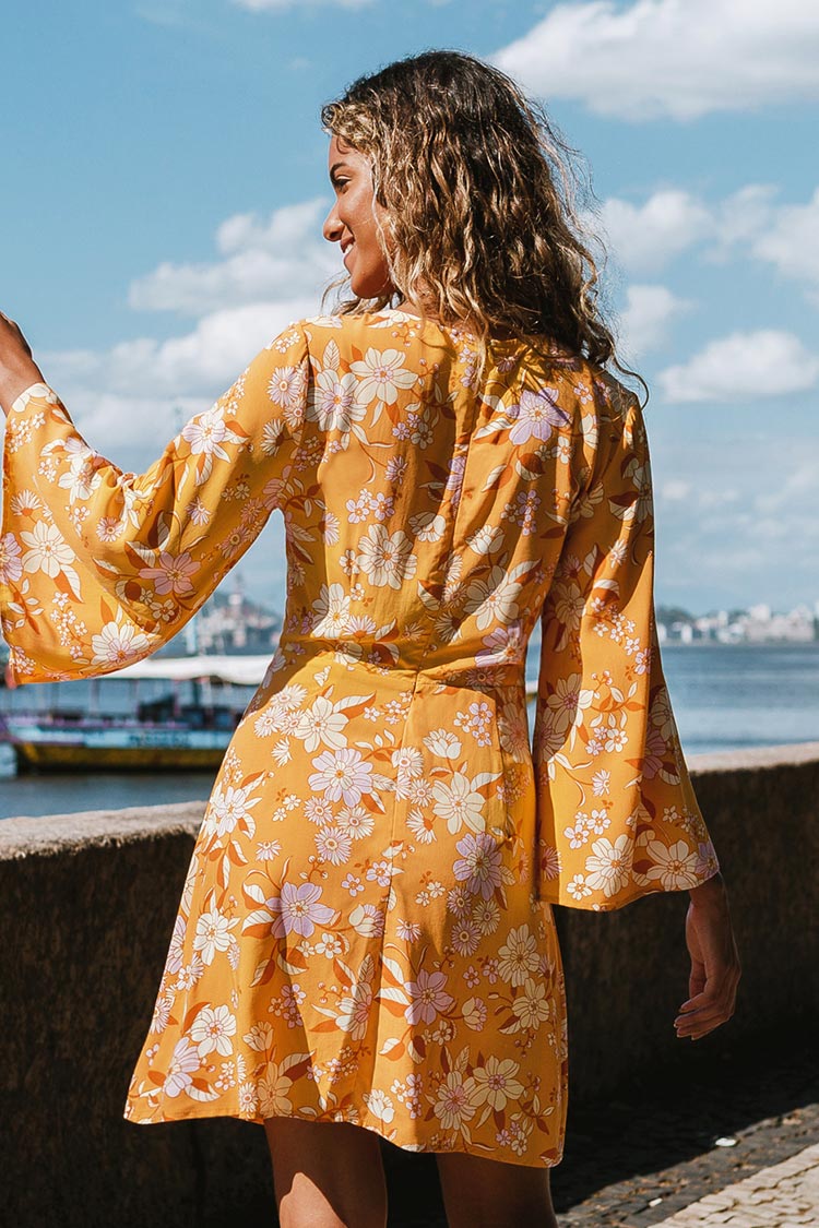 Kleid mit Häschen-Krawatte und Cut-out