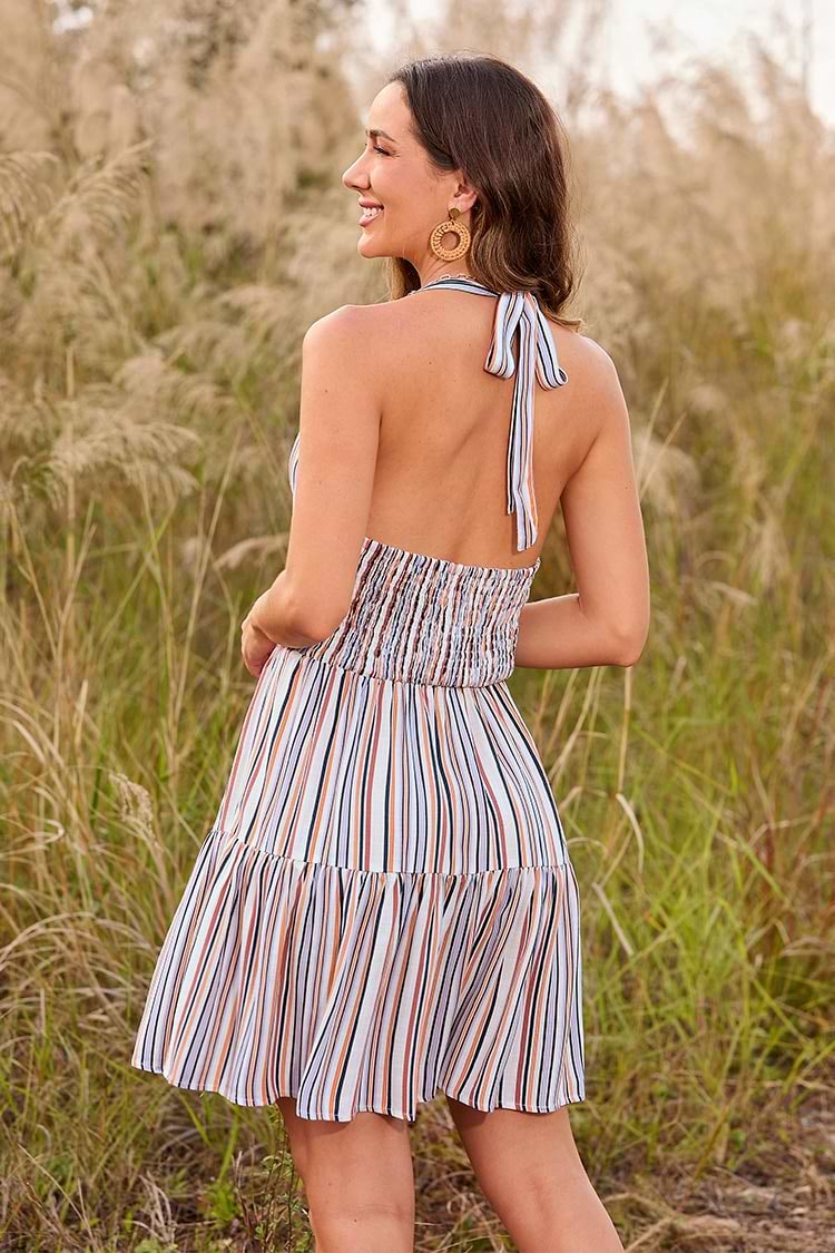 Gestreiftes Neckholder-Kleid mit Rüschen
