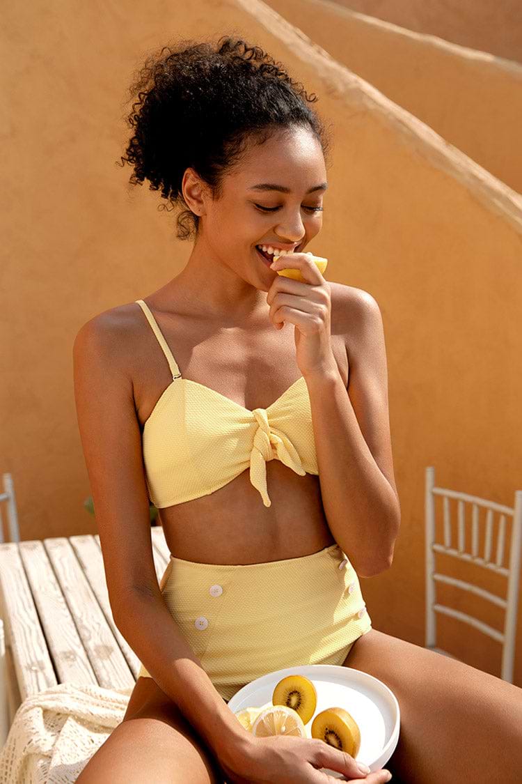 Haut de bikini jaune noué