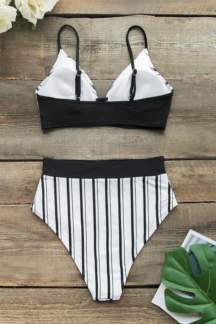 Vertikaler schwarz-weiß gestreifter High-Waited Bikini
