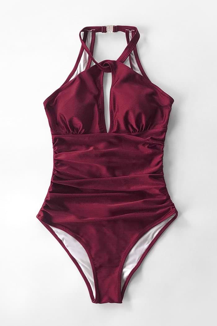 Roter Badeanzug mit gerafftem Ausschnitt