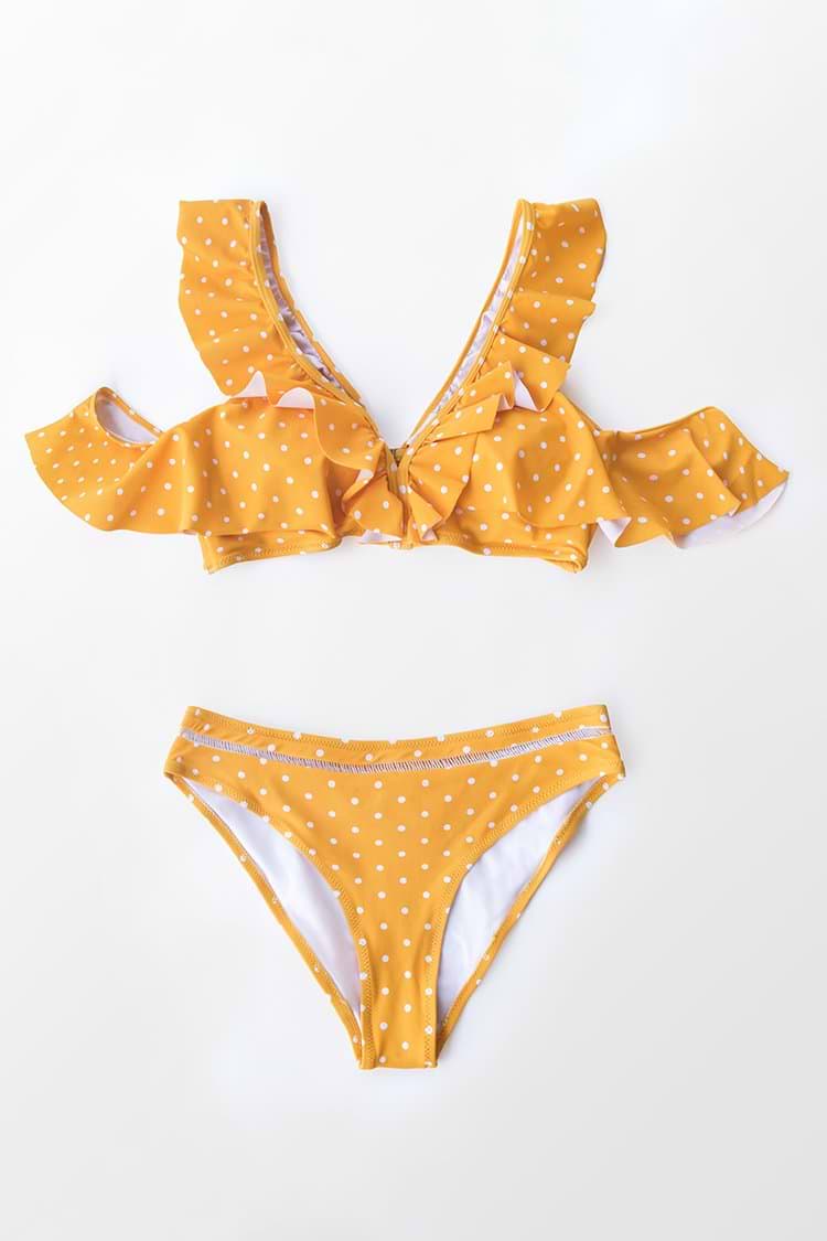 Gelber gepunkteter Bikini mit Rüschen