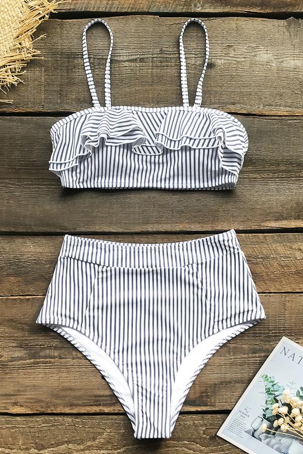 Gestreifter Bikini mit hoher Taille und Rüschen
