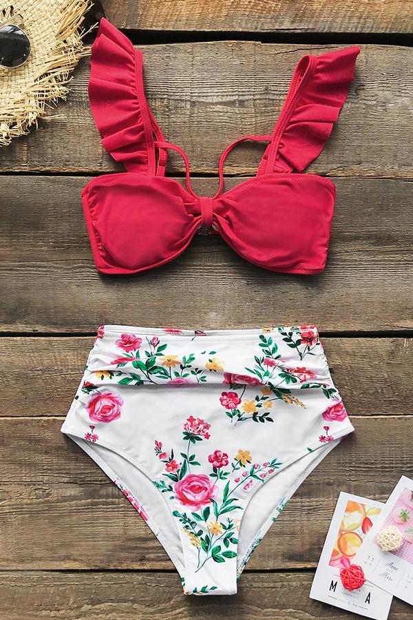 Rosa geknoteter Bikini mit Blumenunterseite