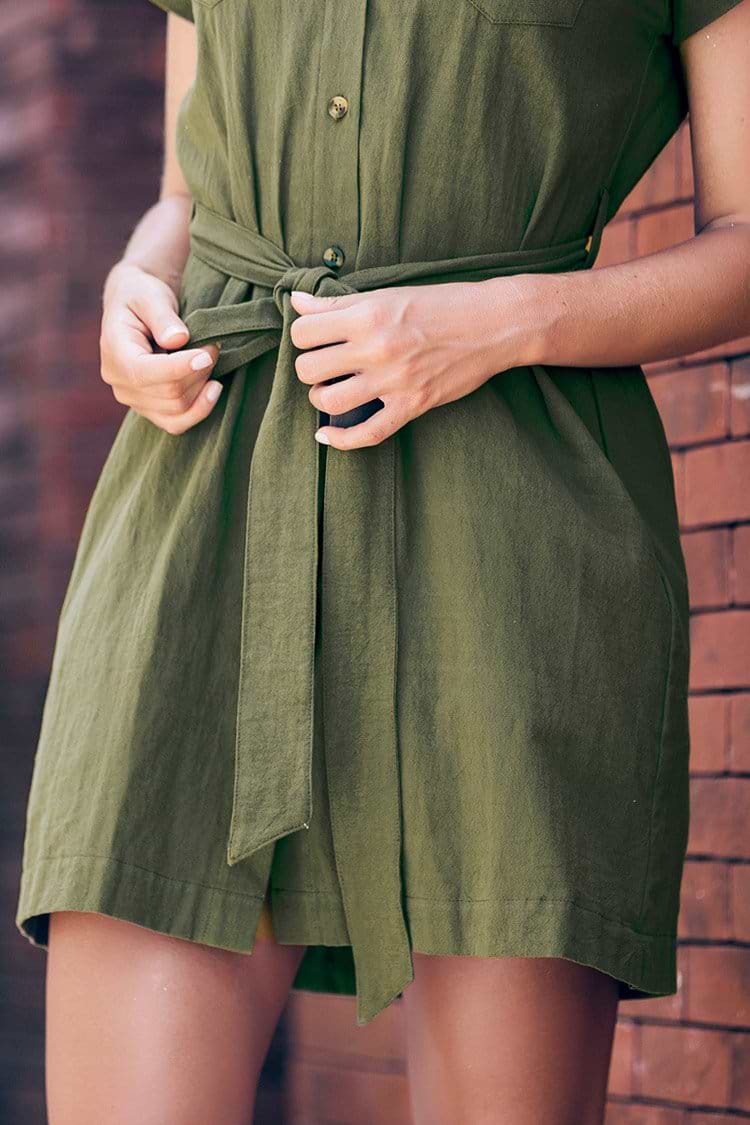 Einfarbiges geknöpftes Minikleid