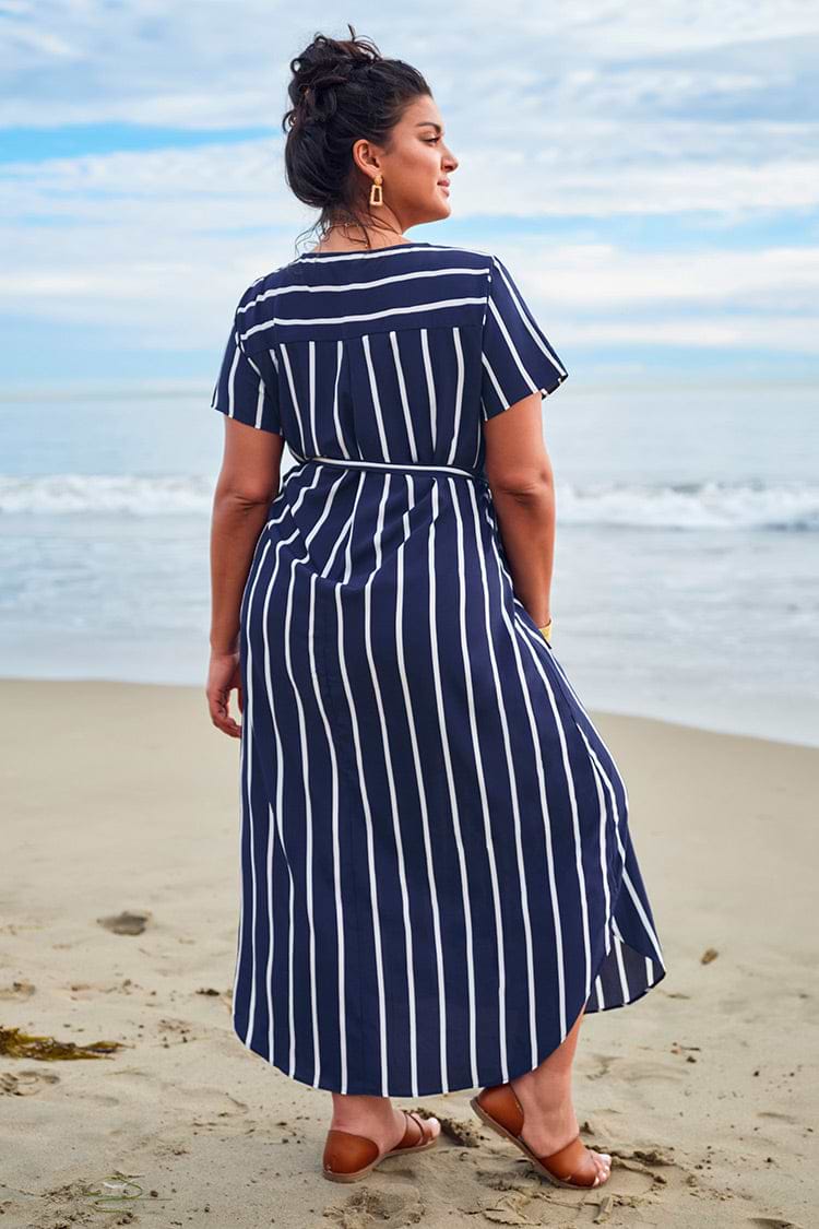 Große Größen gestreiftes Wickelkleid