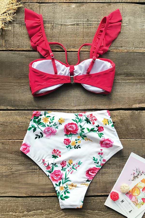 Rosa geknoteter Bikini mit Blumenunterseite