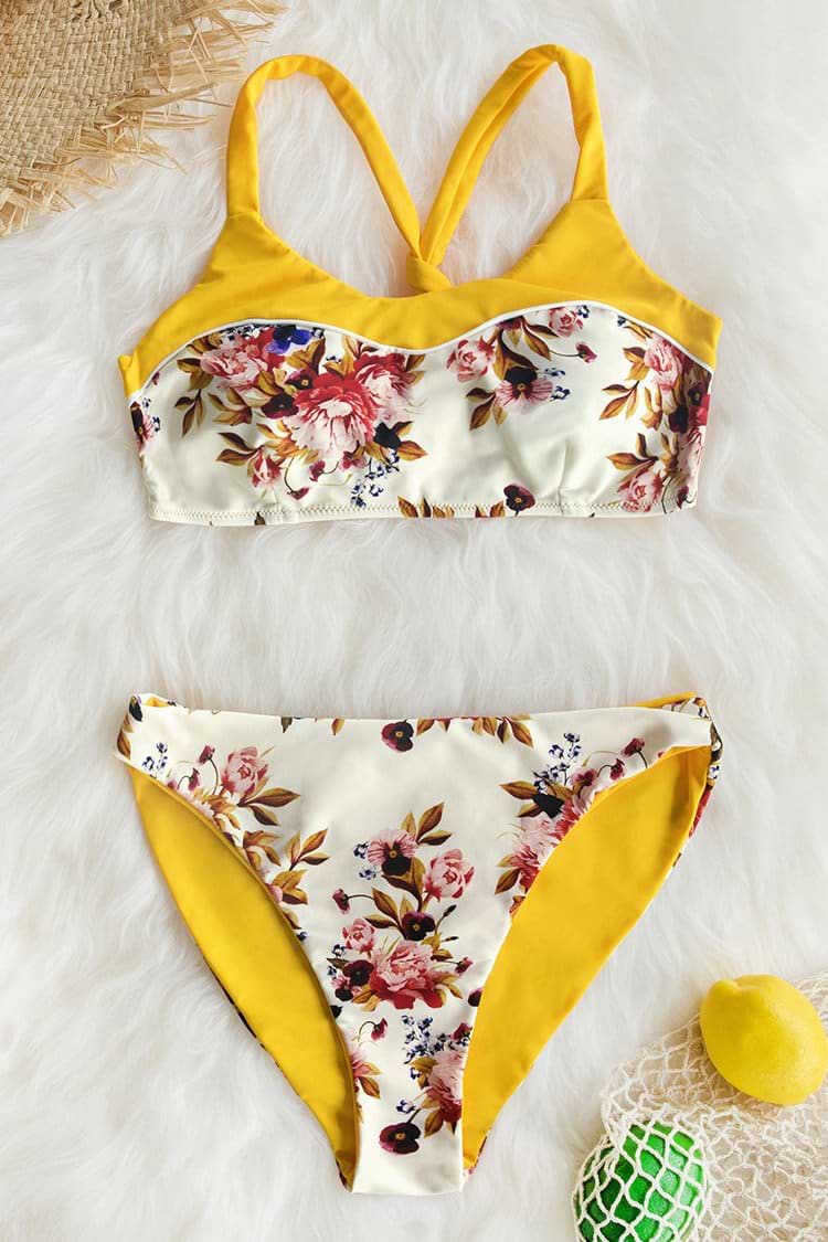 Gelber Bikini mit Blumendruck und reversibele Hose