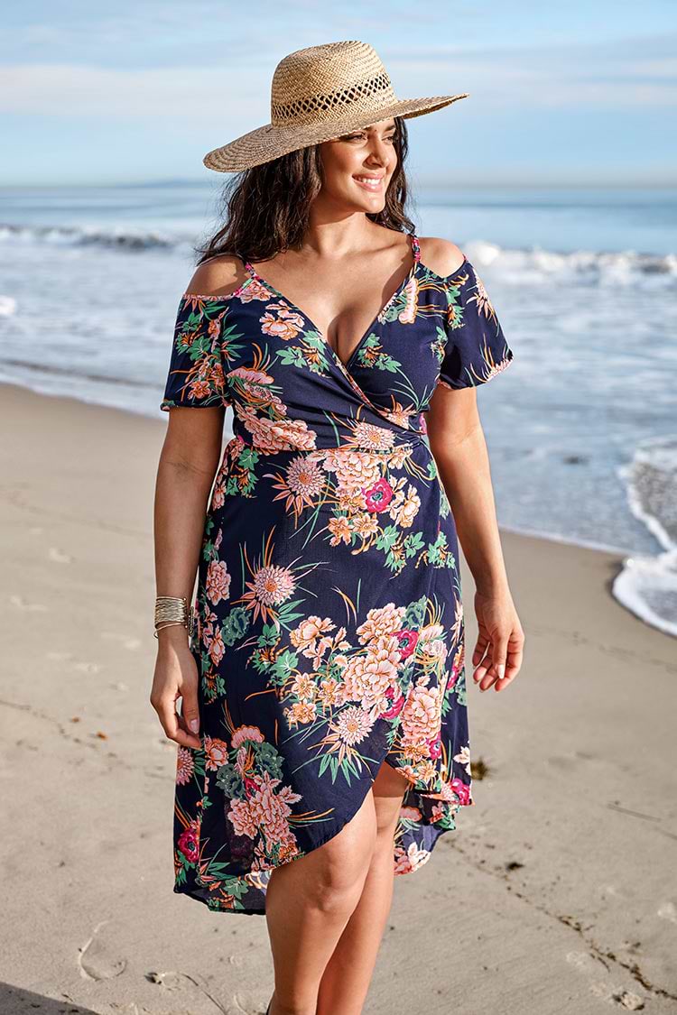 Große Größen Wickelkleid mit Floralem Muster