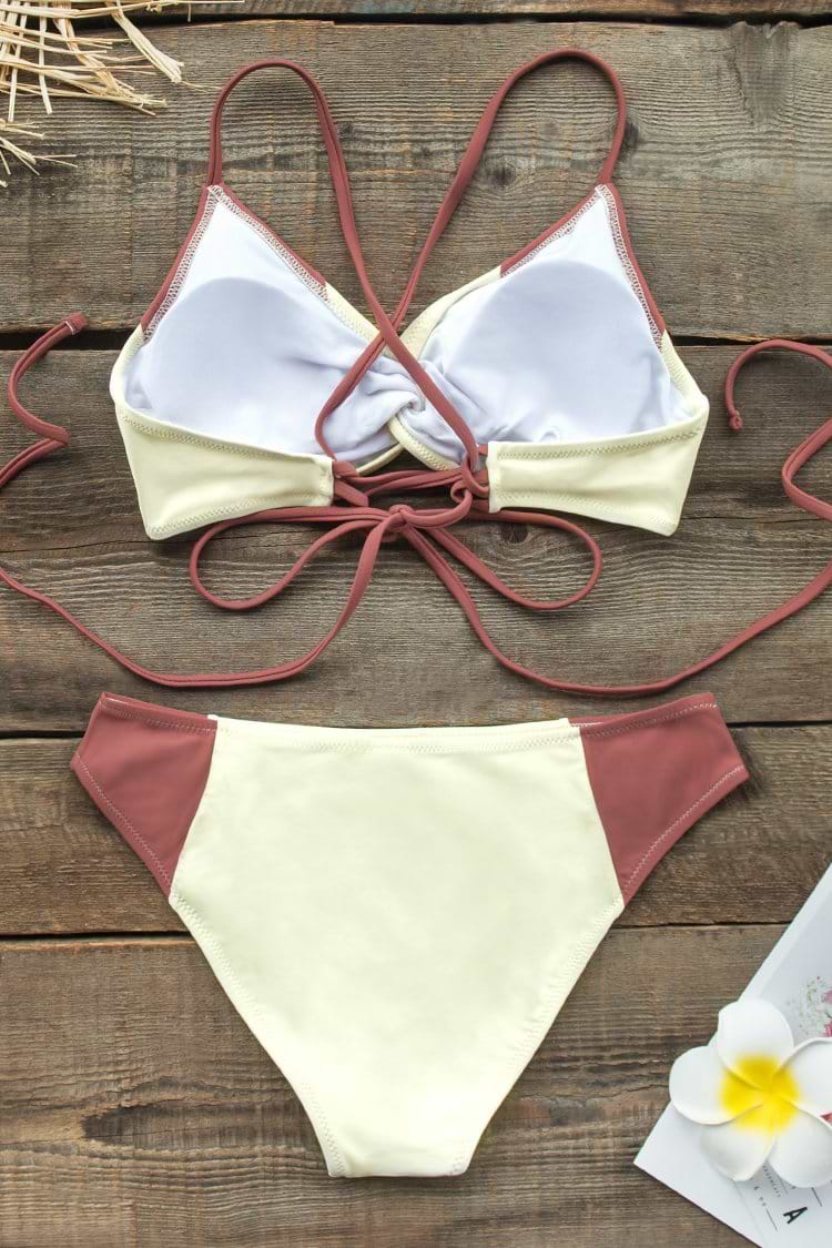 Roter und weißer gewickelter Bikini