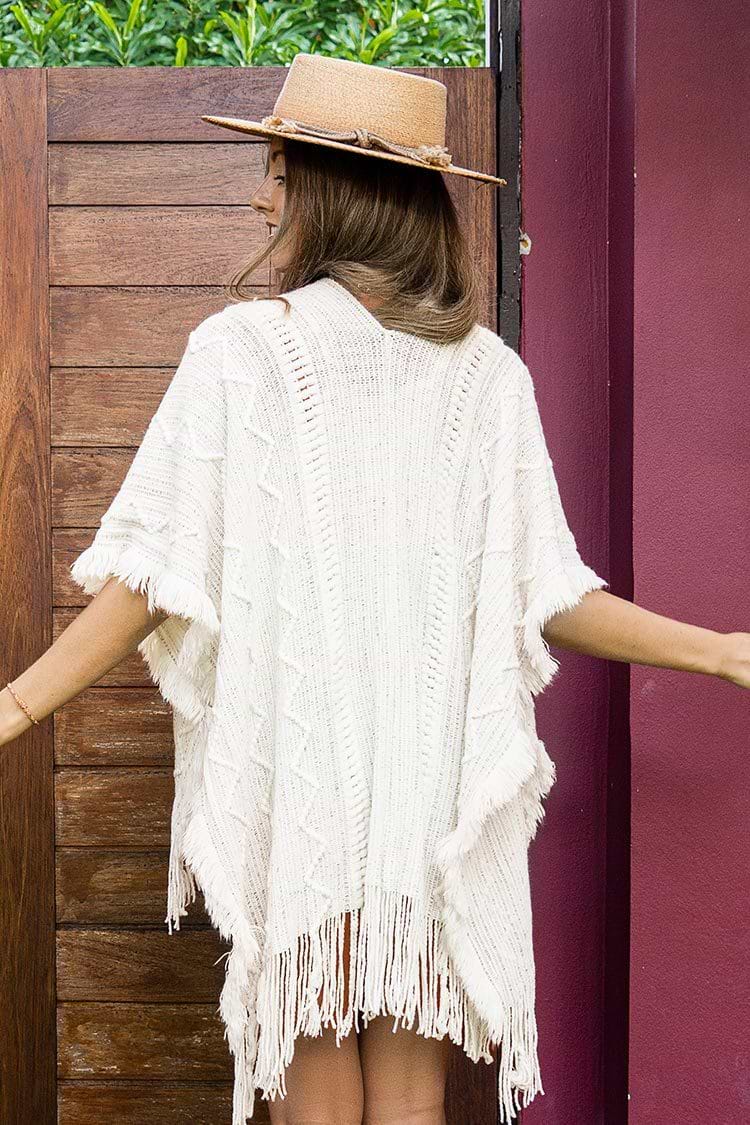 Weißes Cover Up mit Quasten