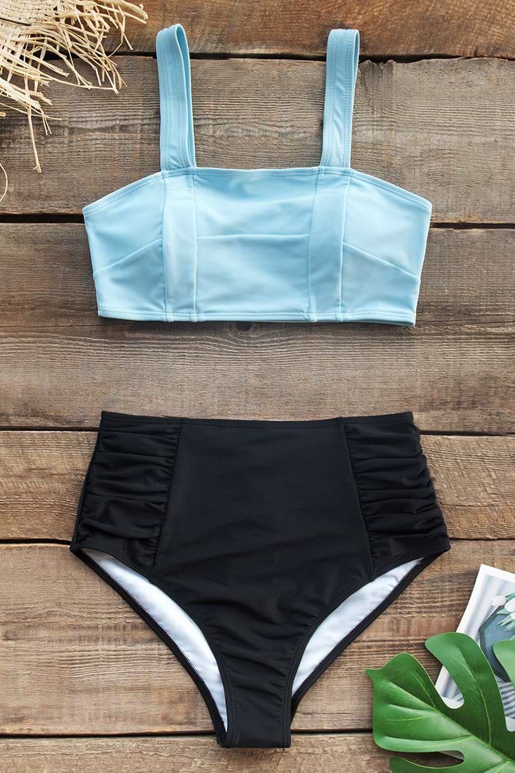 Babyblauer und schwarzer High-Waist Bikini