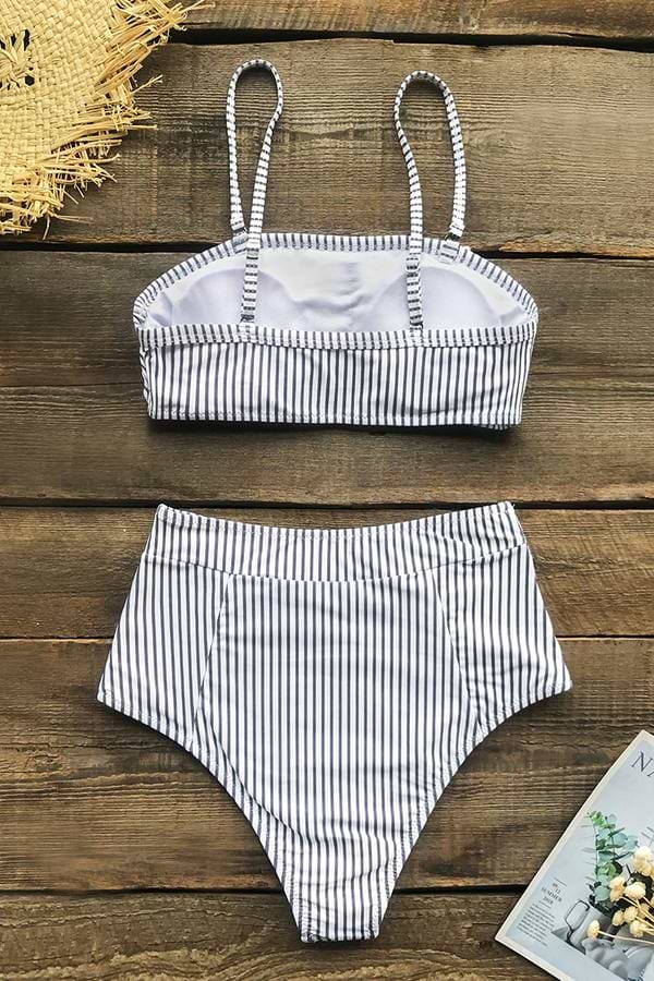 Gestreifter Bikini mit hoher Taille und Rüschen