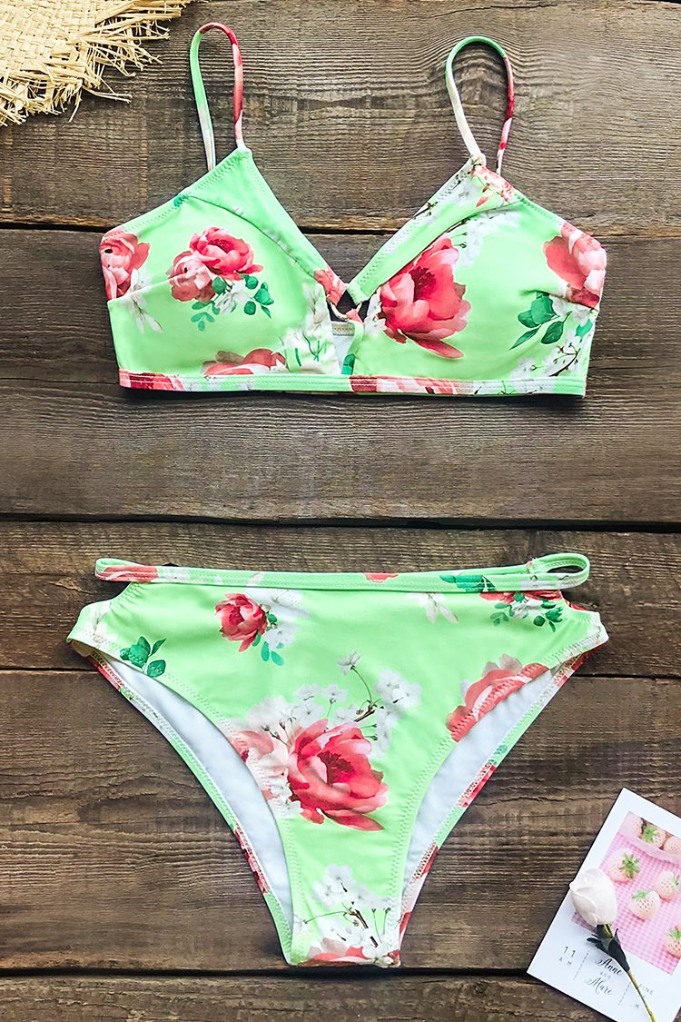 Minzgrüner Bikini mit Blumenausschnitt