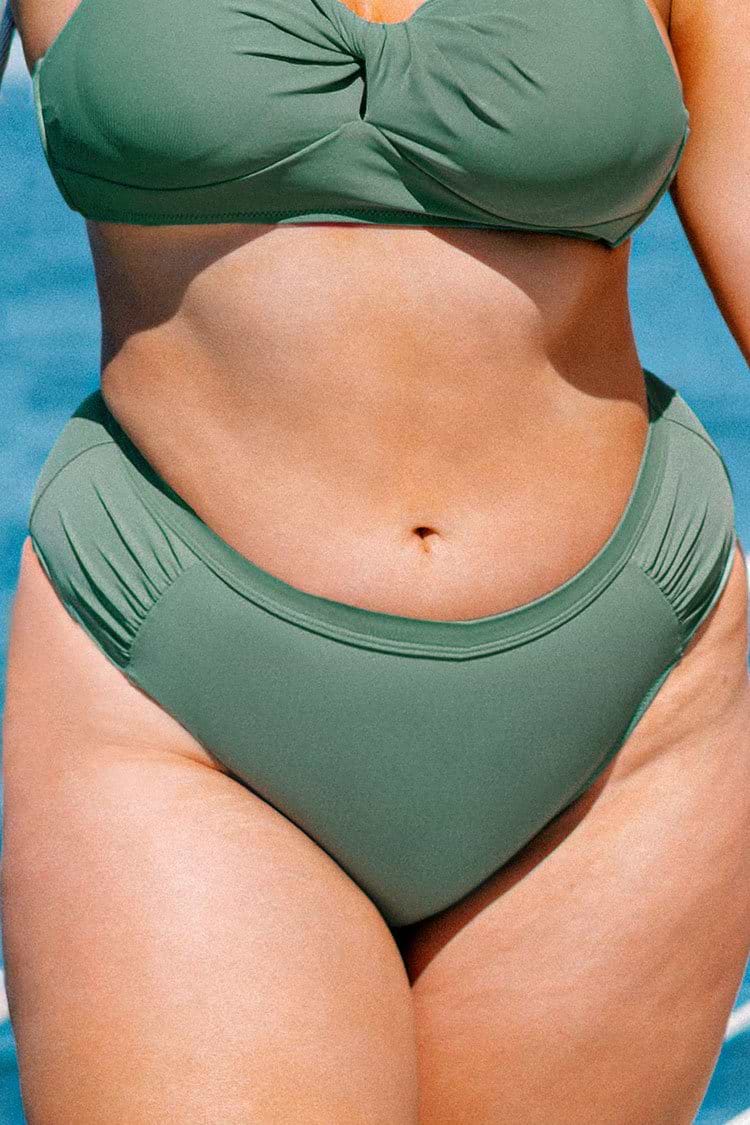 Calzón para bikini de tallas grandes con detalles fruncidos verde de Braylee